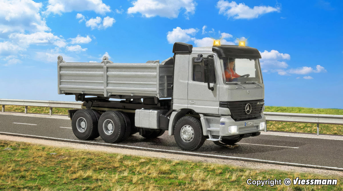 VIESSMANN 8004 H0 CarMotion Startset, MB ACTROS Muldenkipper mit Rundumleuchten, silber