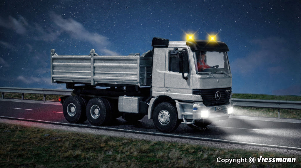 VIESSMANN 8004 H0 CarMotion Startset, MB ACTROS Muldenkipper mit Rundumleuchten, silber